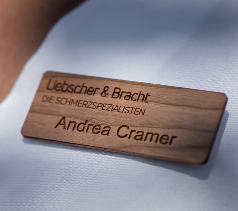 Nahaufnahme des Namensschilds von Andrea Cramer mit Liebscher und Bracht Bezug in Wiesbaden