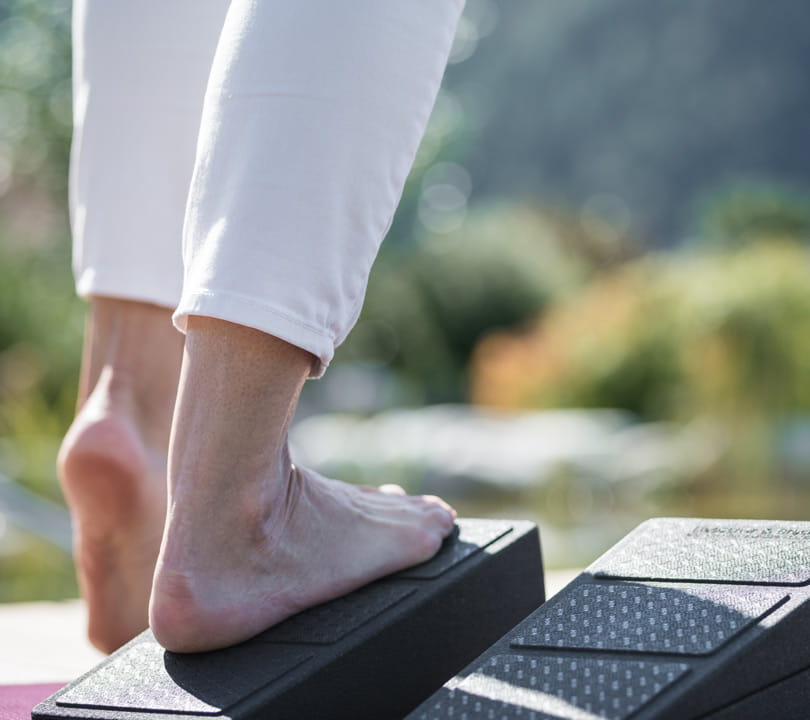 Füße auf einem Step beim Bewegungstraining für mehr Stabilität und Beweglichkeit in Wiesbaden
