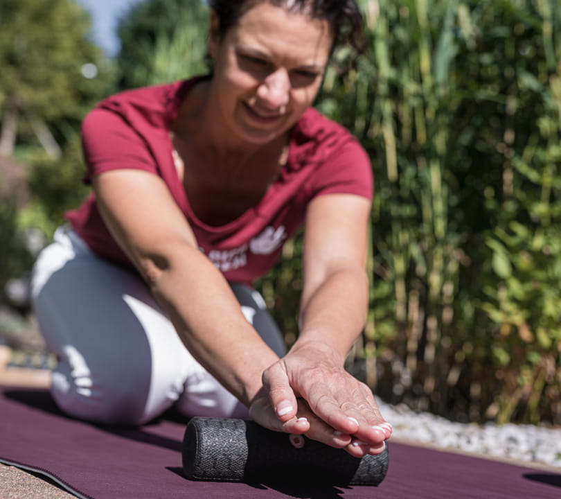 Andrea Cramer bei einer Übung mit Faszienrolle im Outdoor Bewegungstraining in Wiesbaden