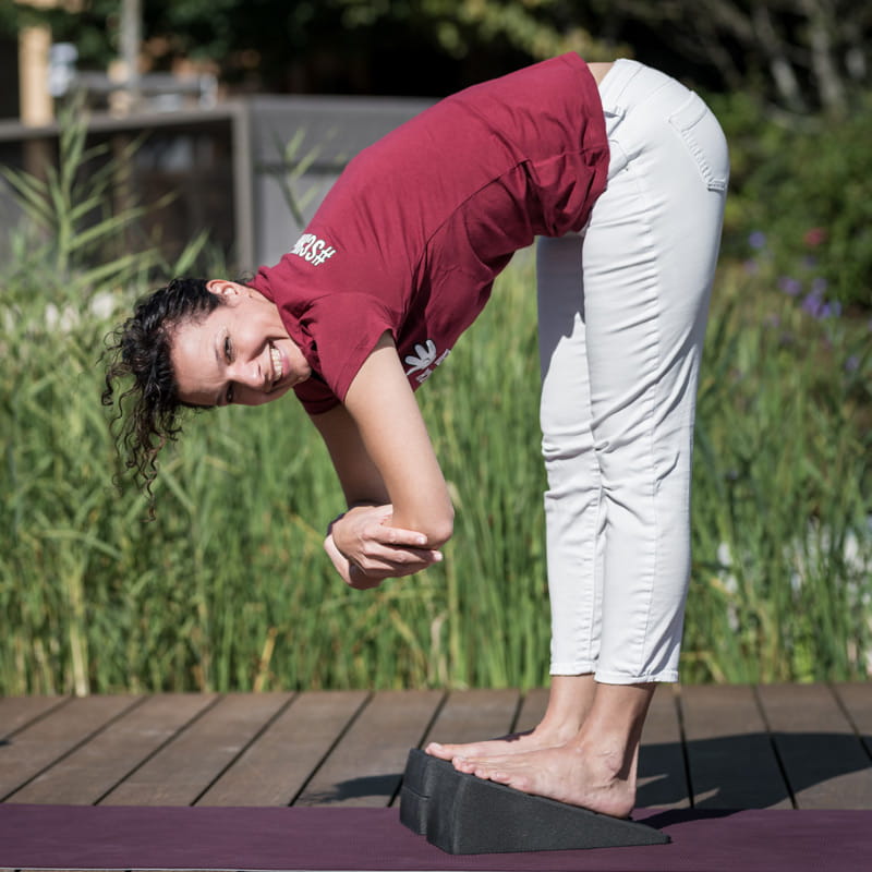 Frau beim Fitnesstraining in Wiesbaden auf einem Keil für Balance, Beweglichkeit und Körpergefühl